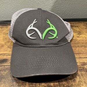 REALTREE HEADWEAR SILVER & GREEN ANTLER LOGO SNAPBACK MESH TRUCKER HAT CAP